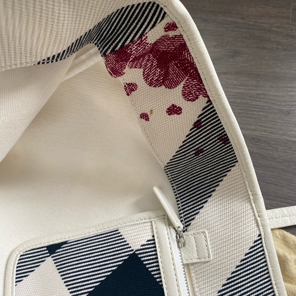 Burberry Heart Canvas Tote - Picture 7 of 7